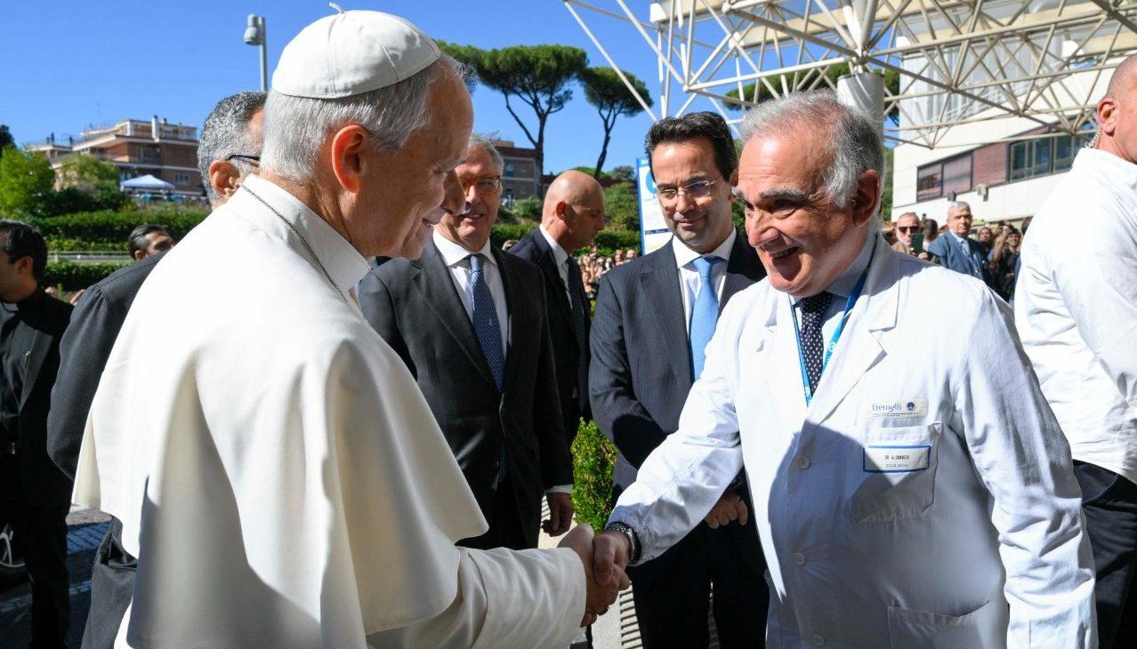 El Papa León XIV con el personal médico del Hospital Gemelli de Roma.
