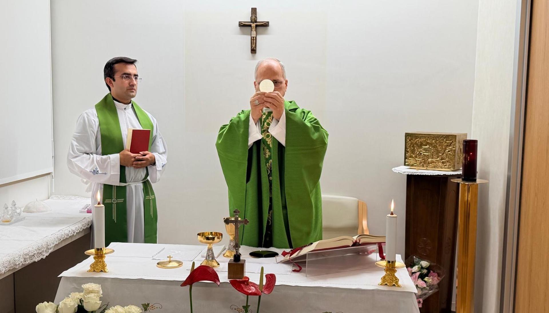 El Papa León XIV tras su operación de pulmón, oficiando misa junto a su secretario personal, el peruano Edgar Rimaycuna