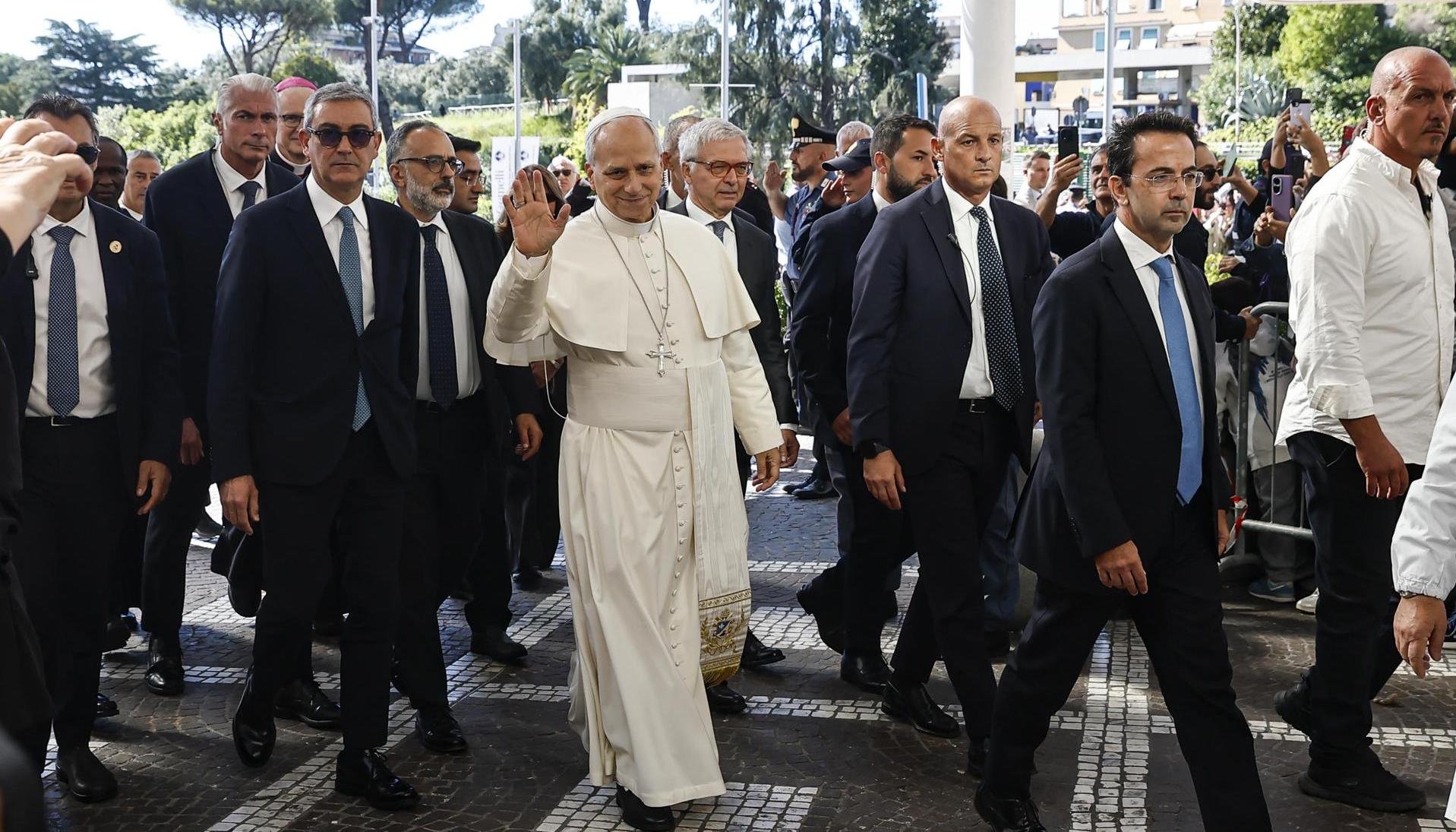 El Papa ingresando al hospital Gemelli de Roma.