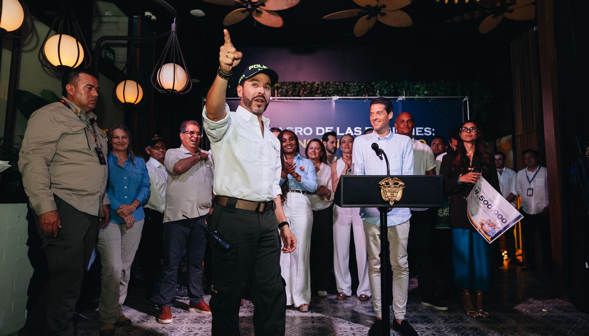 El Presidente Abelardo De La Espriella y de fondo el ministro de Comercio, Mauricio Gómez.