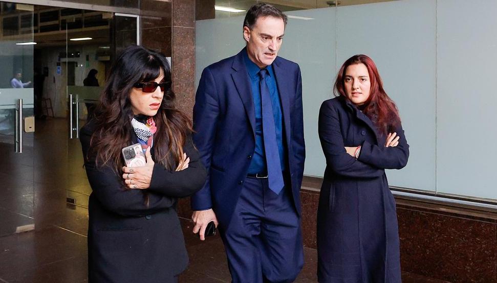 El abogado Mario Baudry con Gianinna y Jana, hijas de Diego Maradona.