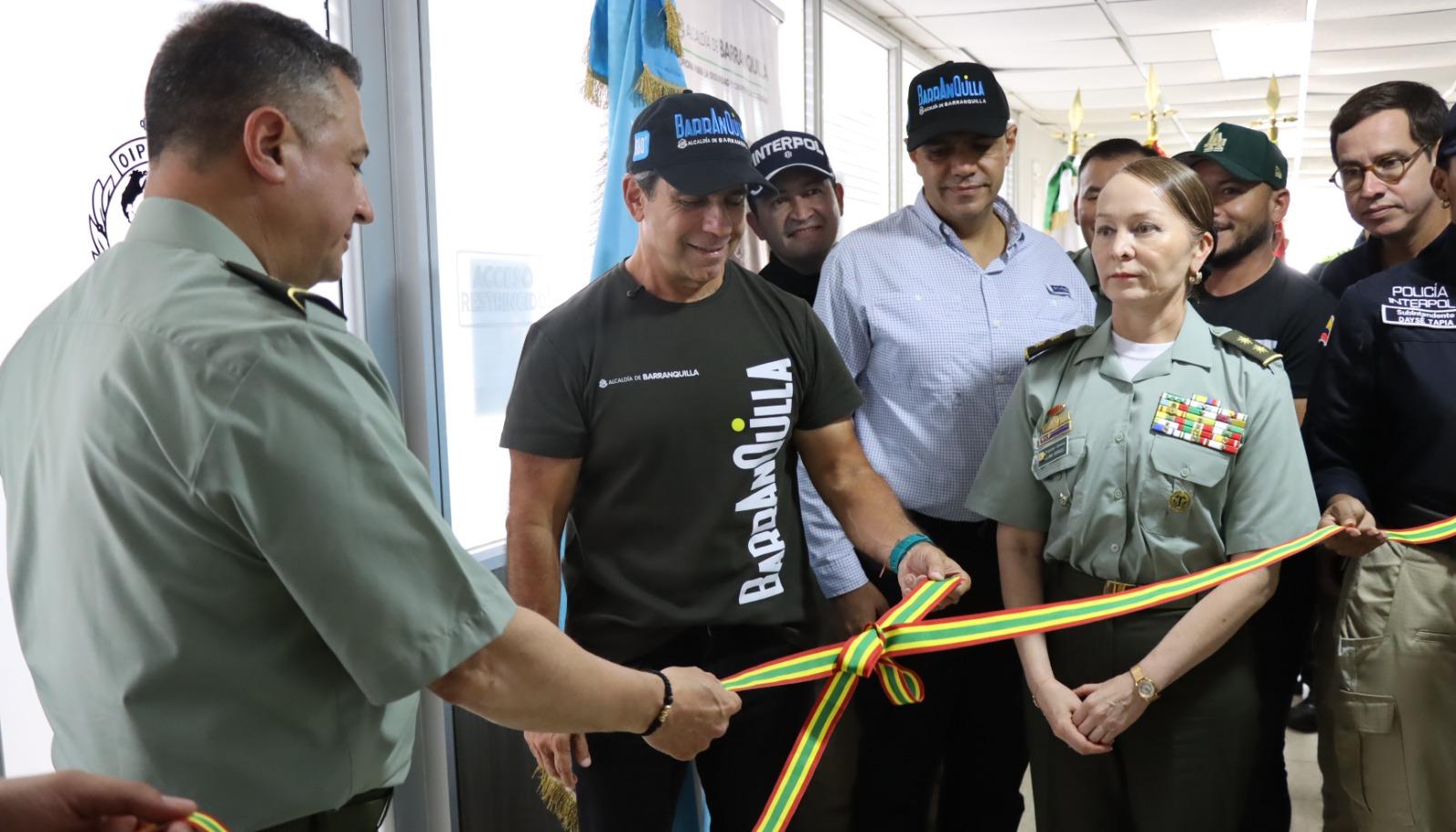 El subdirector de la Policía, general Norbeto Mujica, el alcalde Alejandro Char y la comandante de la Mebar, Bg. Sandra Rodríguez.