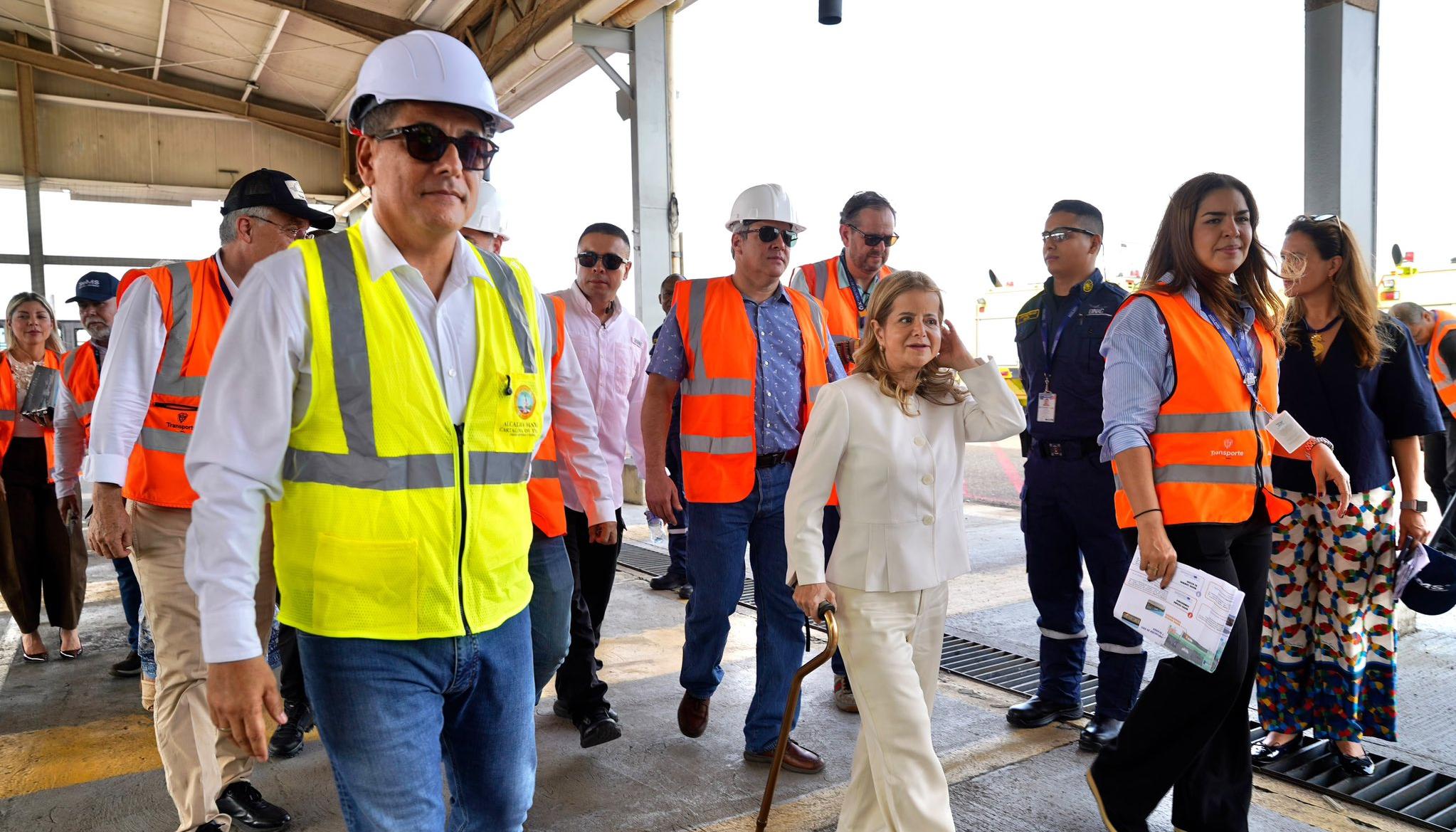 El alcalde de Cartagena, Dumek Turbay, con la ministra de Transporte, Elsa Noguera.