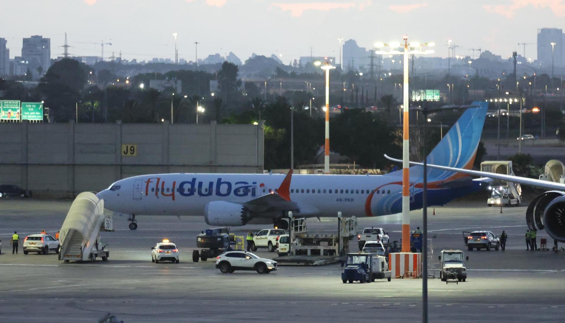 El avión de Flydubai en el que se registró el incidente estacionado en el aeropuerto de Tel Aviv.