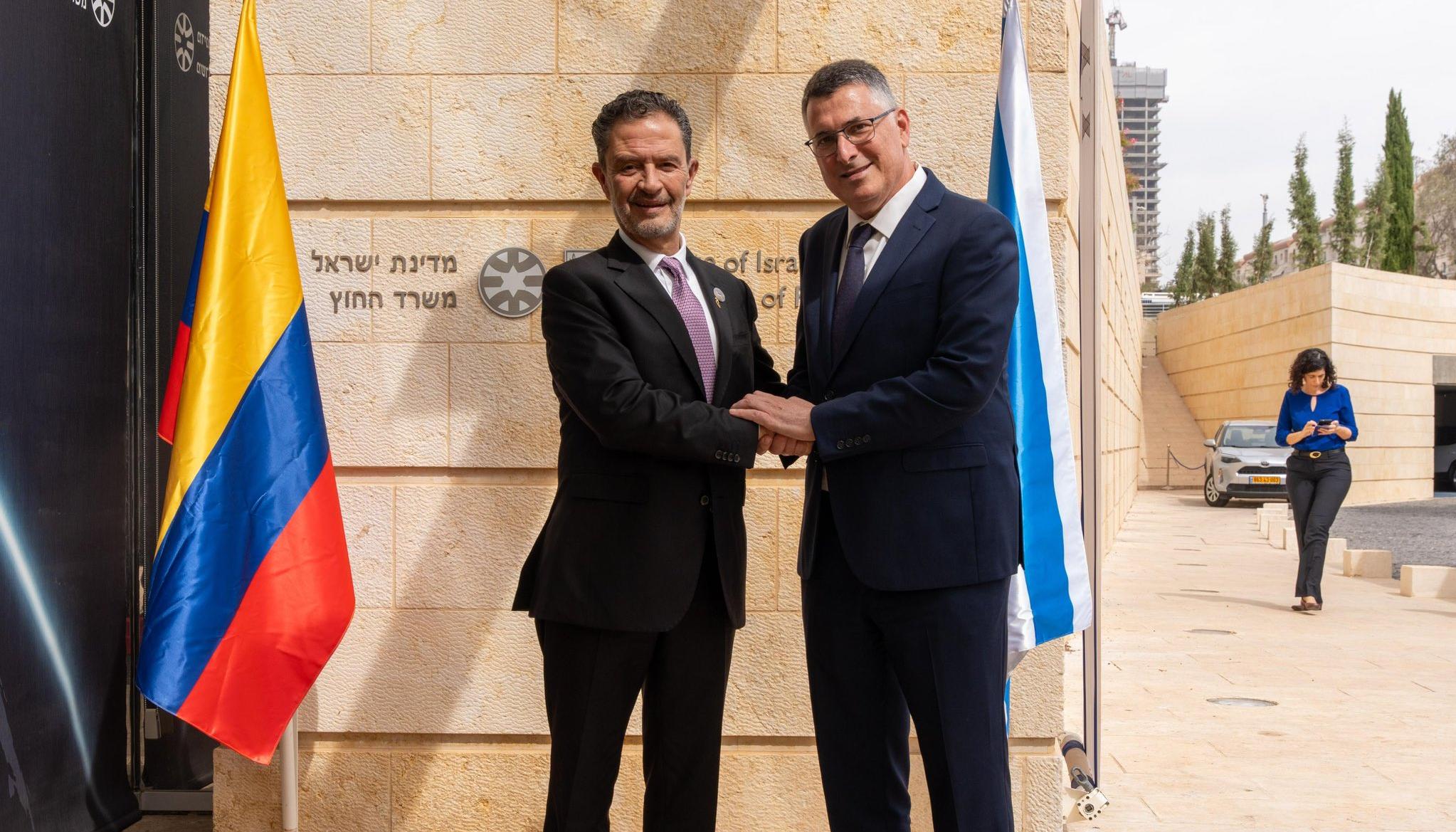 El canciller Omar Bula y el ministro de relaciones exteriores de Israel, Gideon Saar.