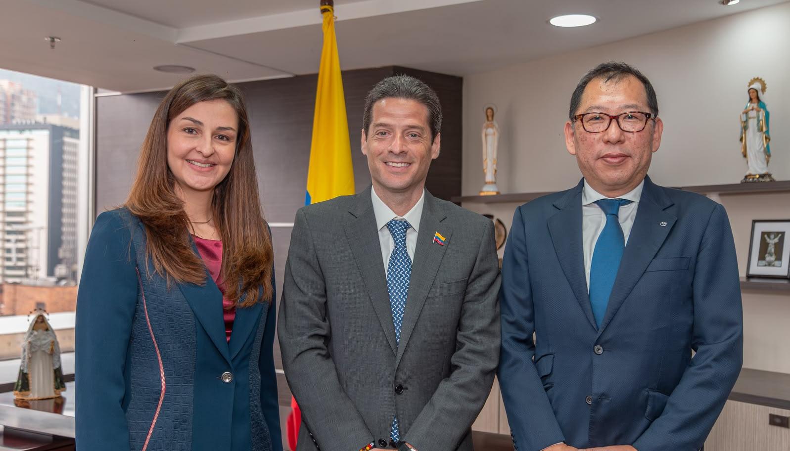 El ministro de Comercio, Mauricio Gómez, reunido con directivos de Mazda.