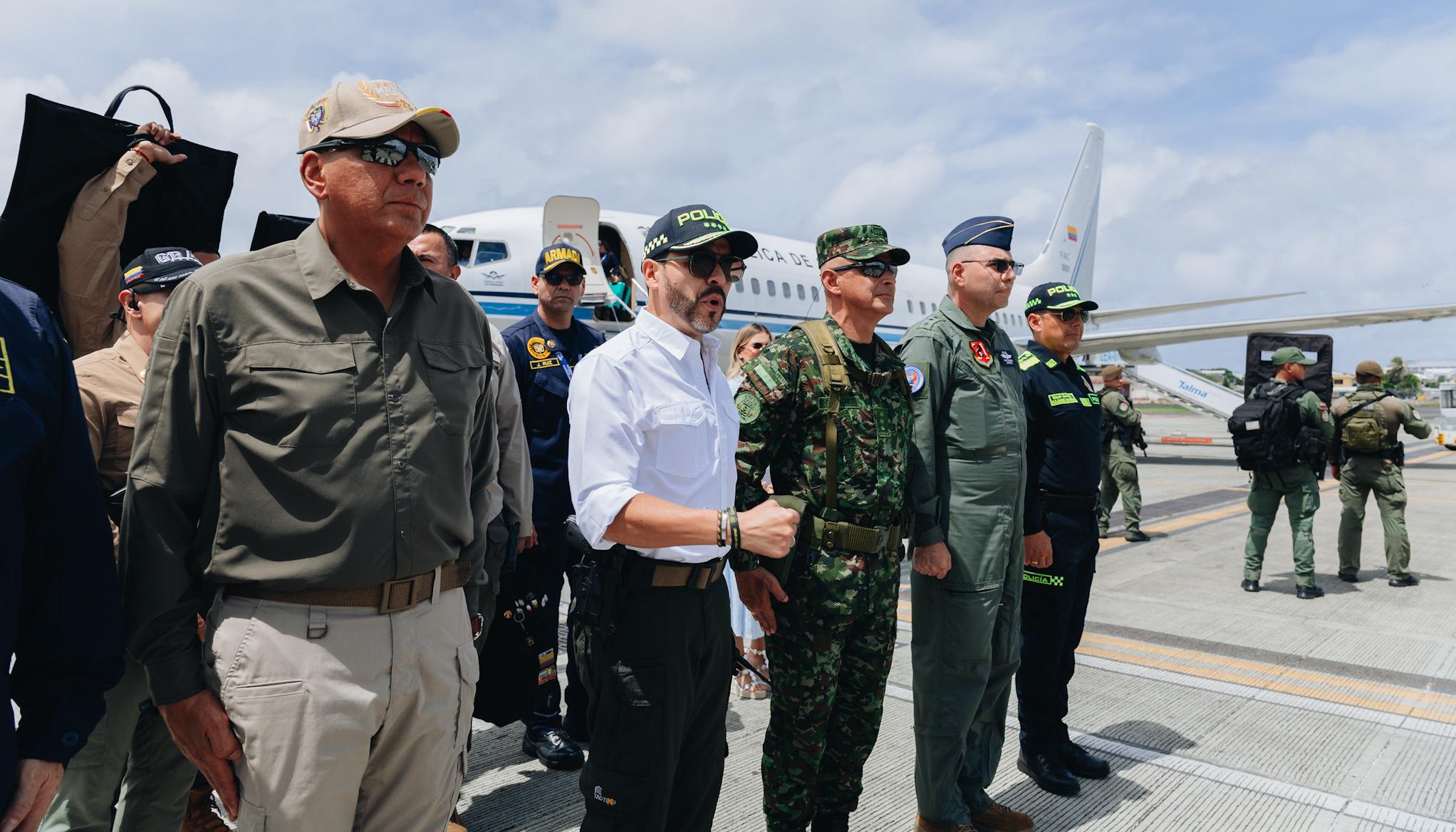 El ministro de Defensa, Jorge Mora; el Presidente De La Espriella y la cúpula militar.