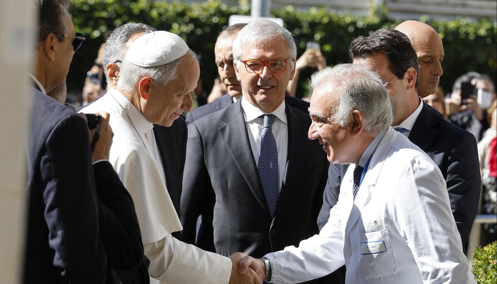 El Papa León XIV fue recibido por el Director de Salud Andrea Cambieri a su llegada al Hospital Universitario Agostino Gemelli