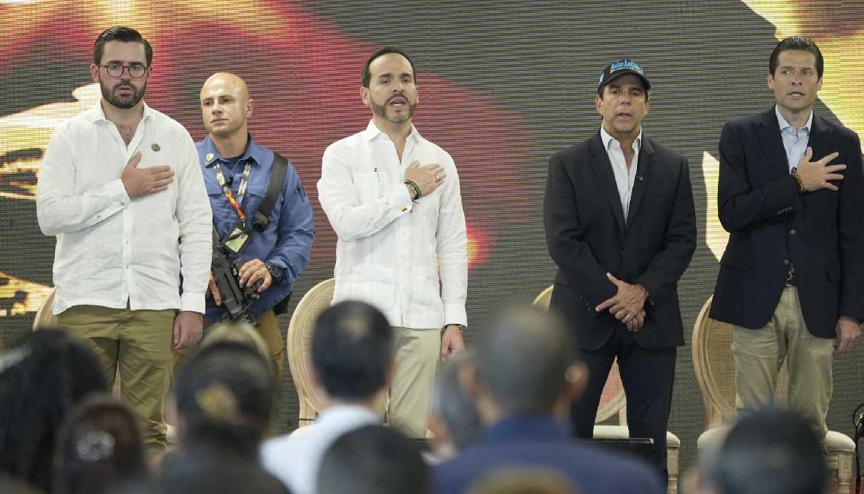 Nicolás Gómez, jefe de Despacho; el Presidente Abelardo De La Espriella, el alcalde Alejandro Char, y el ministro de Comercio, Mauricio Gómez.