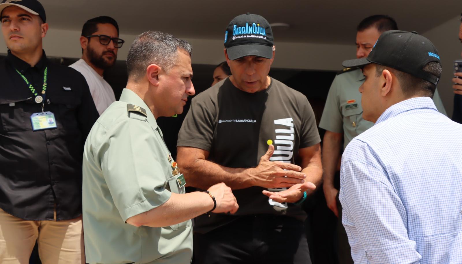 El subdirector de la Policía, MG. Norberto Mujica, y con el alcalde Char.