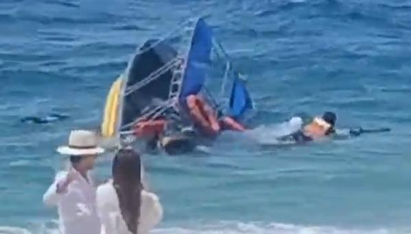 Embarcación volcada en Playa Blanca.