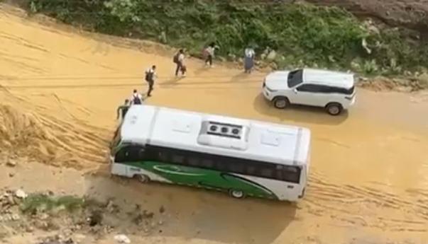 Estudiantes bajándose del bus.
