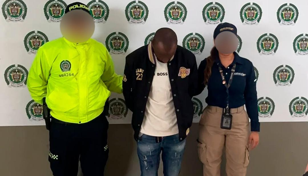 El ciudadano francés Traore Mamaodou, capturado por la Policía y expulsado por Migración Colombia. 