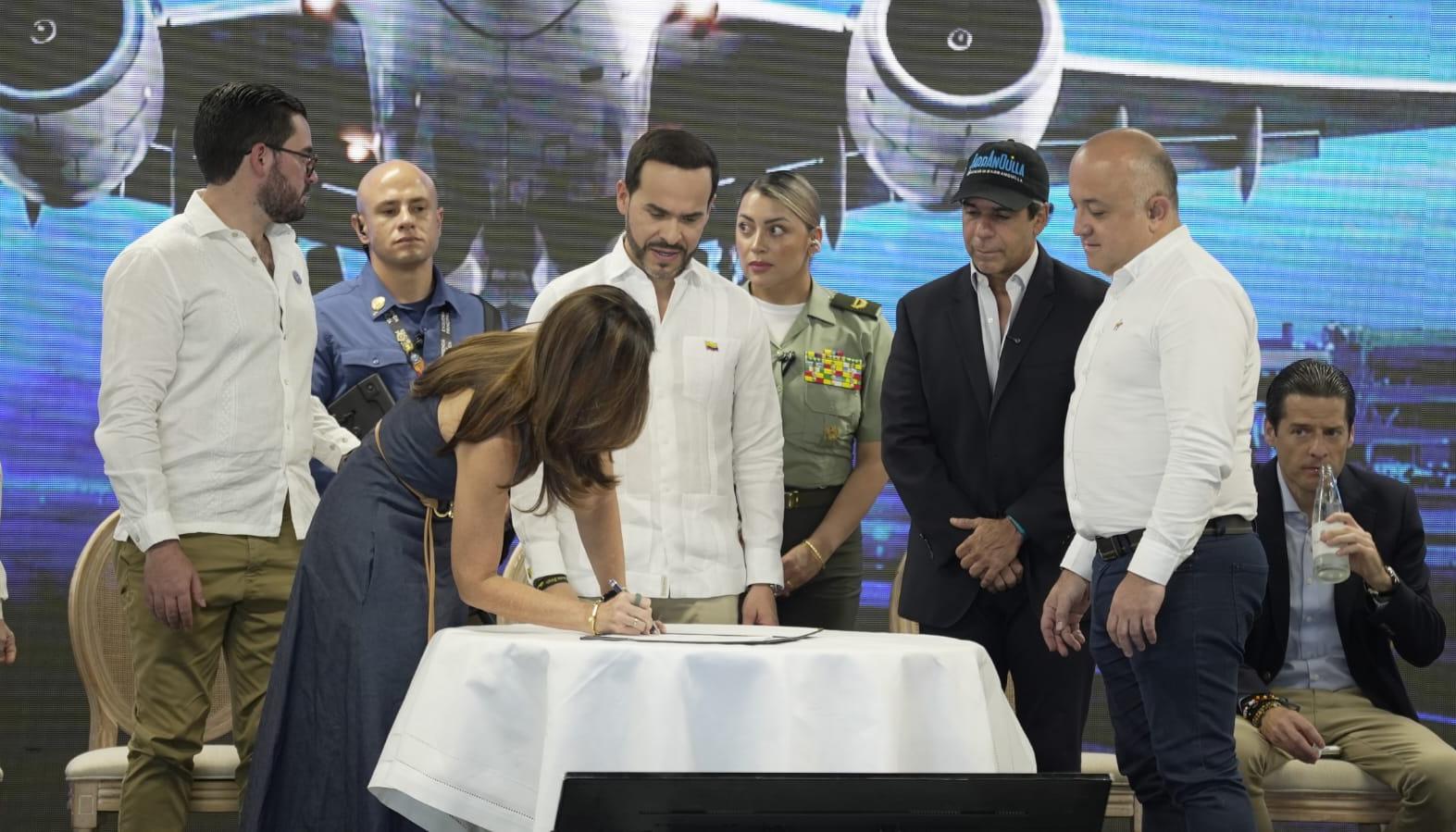 Firma del convenio por medio del cual el Distrito asume operación y administración del 'Ernesto Cortissoz'.