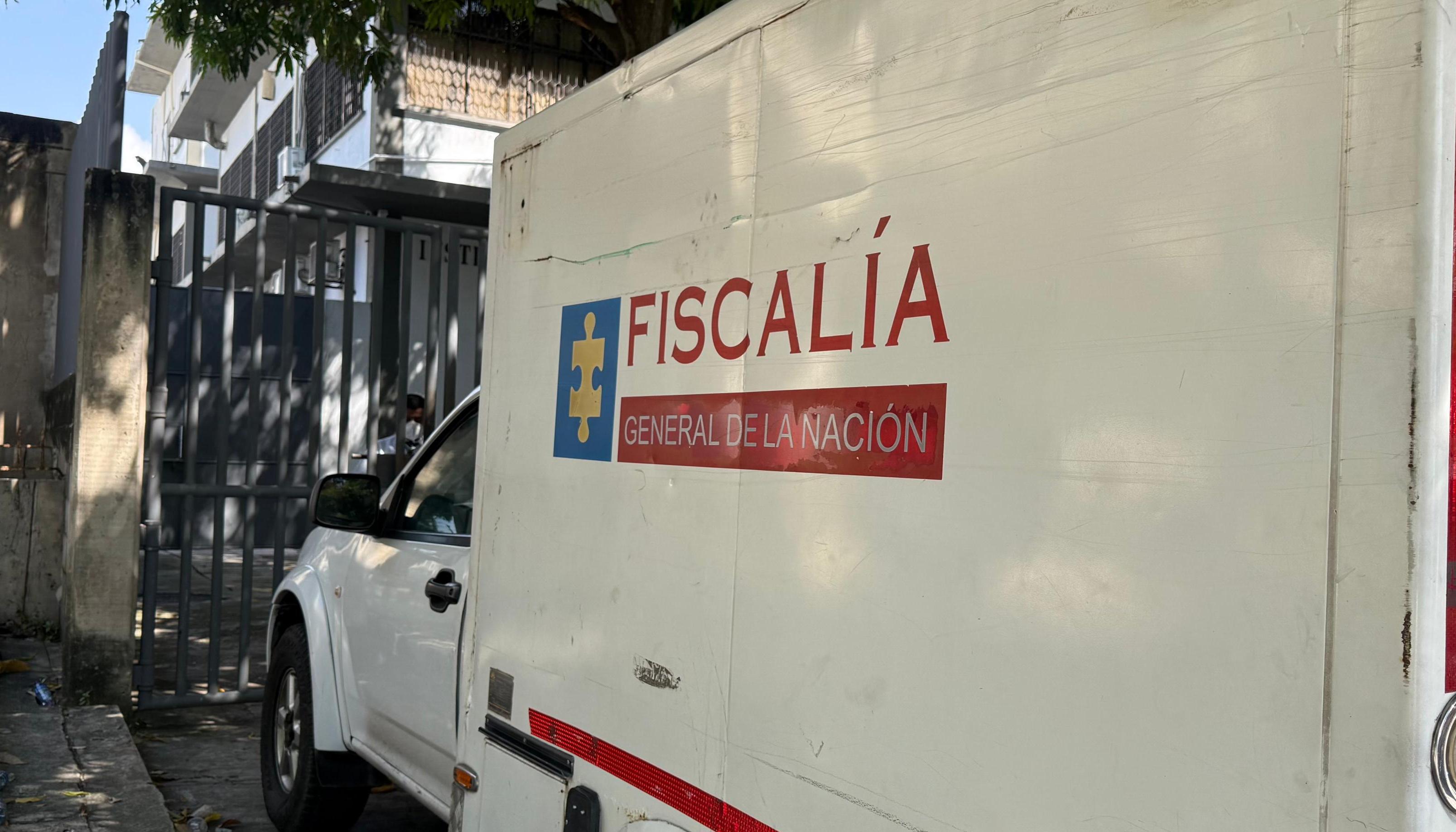 El CTI de la Fiscalía llevando un cuerpo a Medicina Legal. 