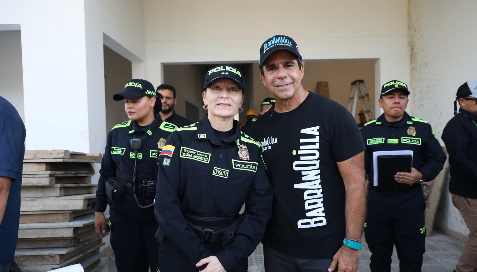 El alcalde Alejandro Char con la nueva comandante, General Sandra Liliana Rodríguez. 