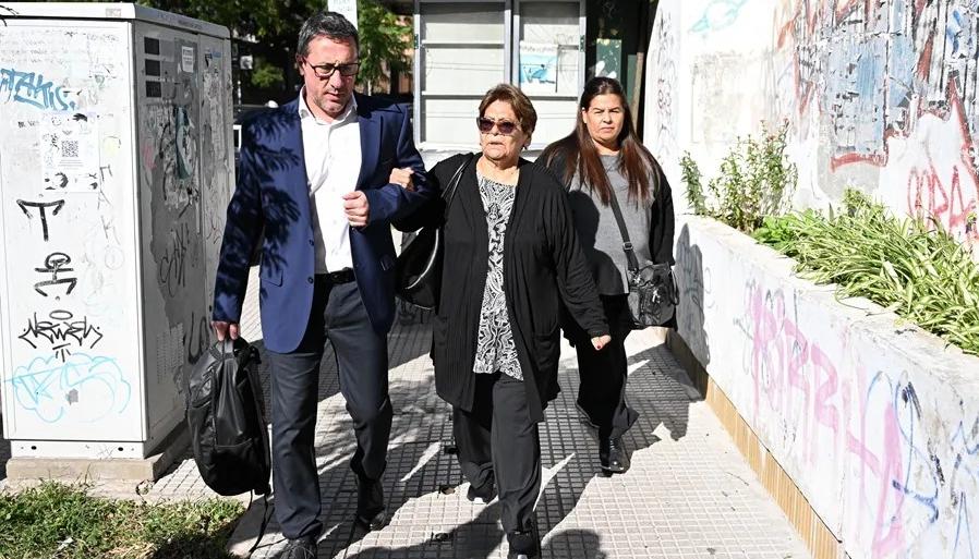 Ana Maradona (c) y Claudia Maradona (d), hermanas de Diego Armando Maradona.