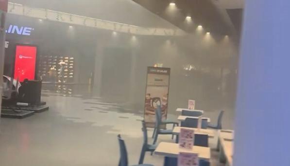 Humo en los pasillos del centro comercial Parque Alegra. 