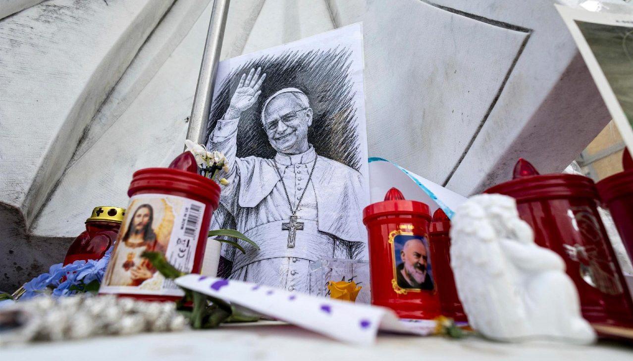 Imágenes, velas y oraciones por el Papa León frente al Hospital Gemelli