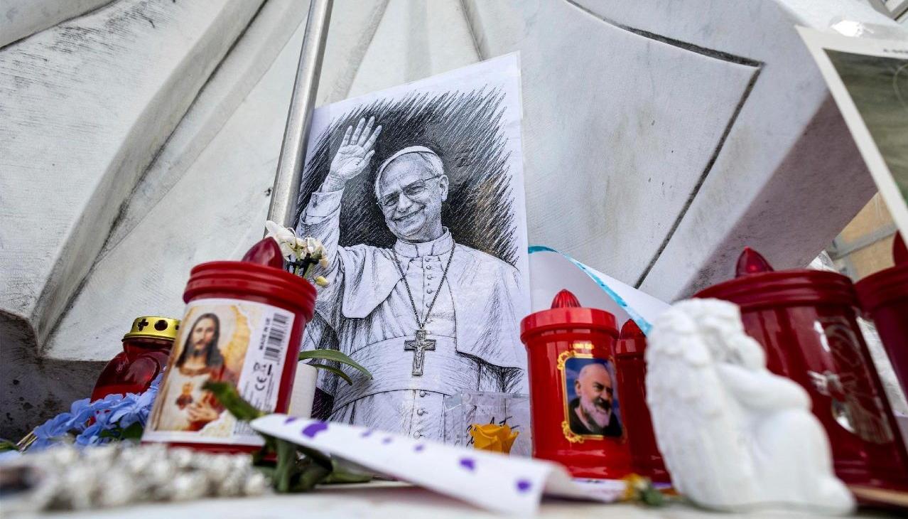 Imágenes, velas y oraciones frente al Hospital Gemelli 
