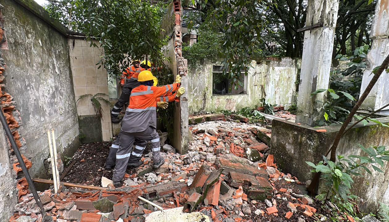 Imagen de demolición de una casa vinculada a Pablo Escobar