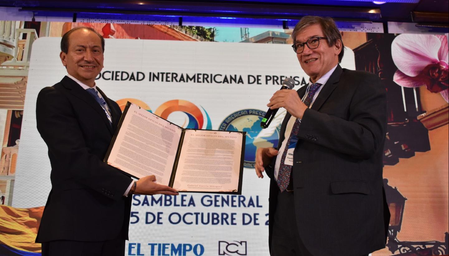 Jaime Abello, director general y cofundador de la Fundación Gabo recibiendo el premio.
