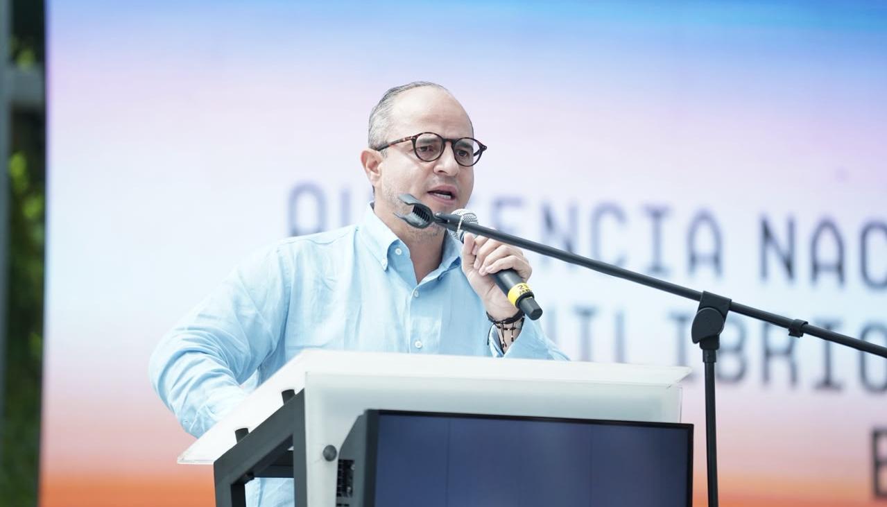 El senador Juan Espinal, presidente de la Comisión Quinta del Senado. 