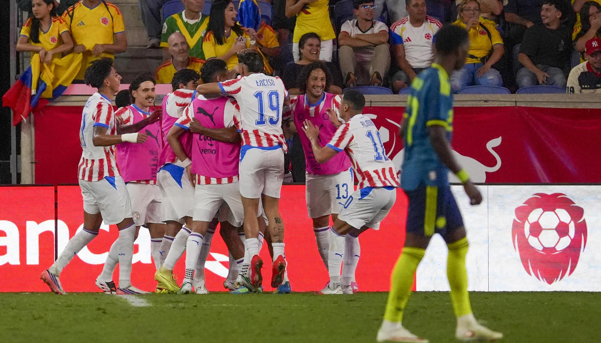 Jugadores de Paraguay celebran el gol de Hugo Benítez