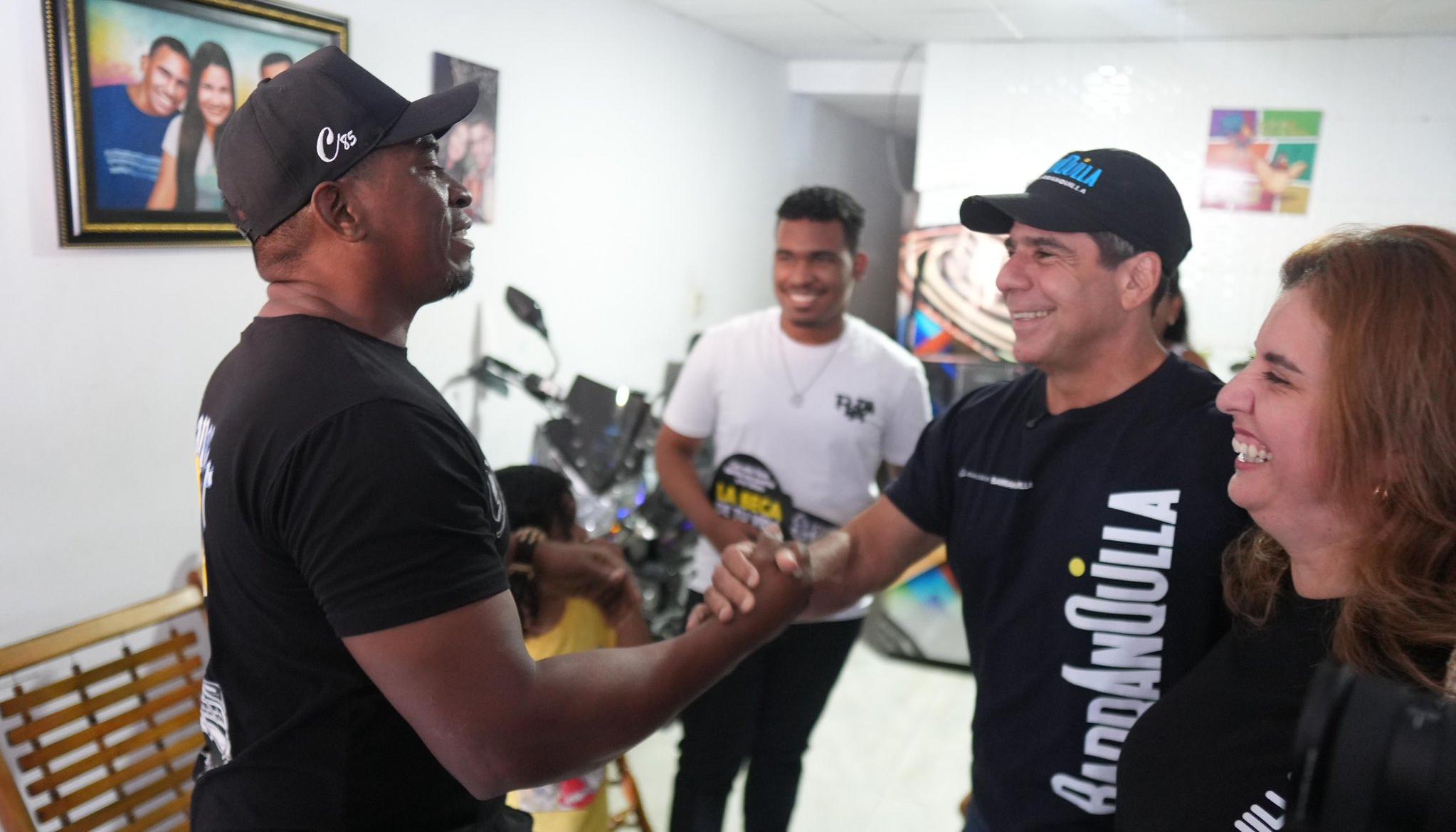 El alcalde Alejandro Char entregando becas a los jóvenes de Barranquilla. 