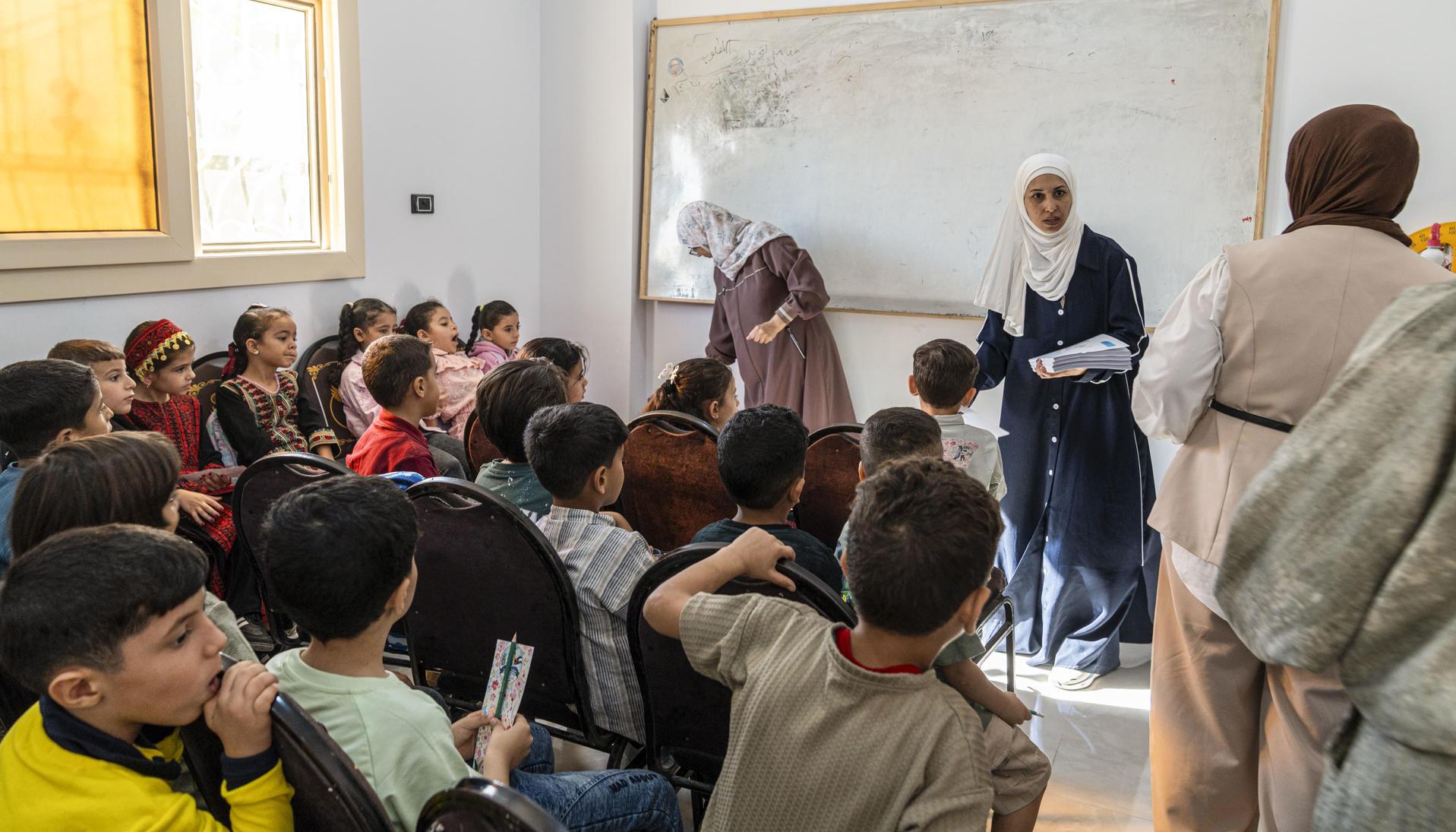 La educación de los niños gazatíes encuentra un refugio en el norte del Sinaí