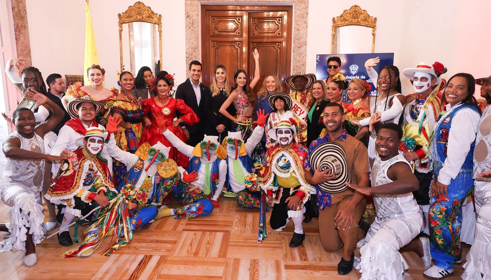 La monarquía del Carnaval, directivos y artistas participaron en la jornada de promoción, en la embajada de Colombia en España. 