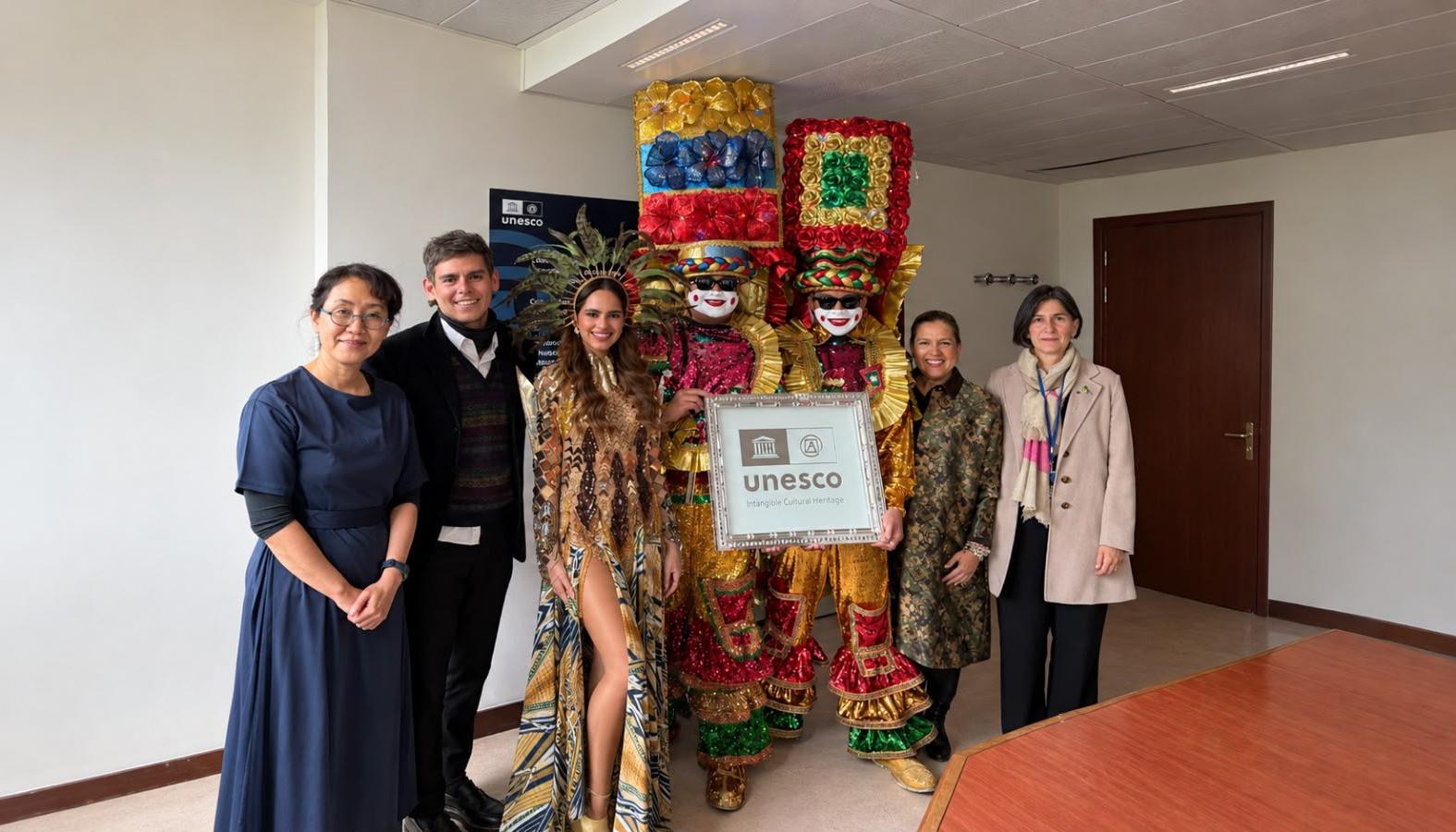 La reina del Carnaval 2027 Salwa Maloof, junto a los miembros de la Unesco, directivos de la fiesta y hacedores.