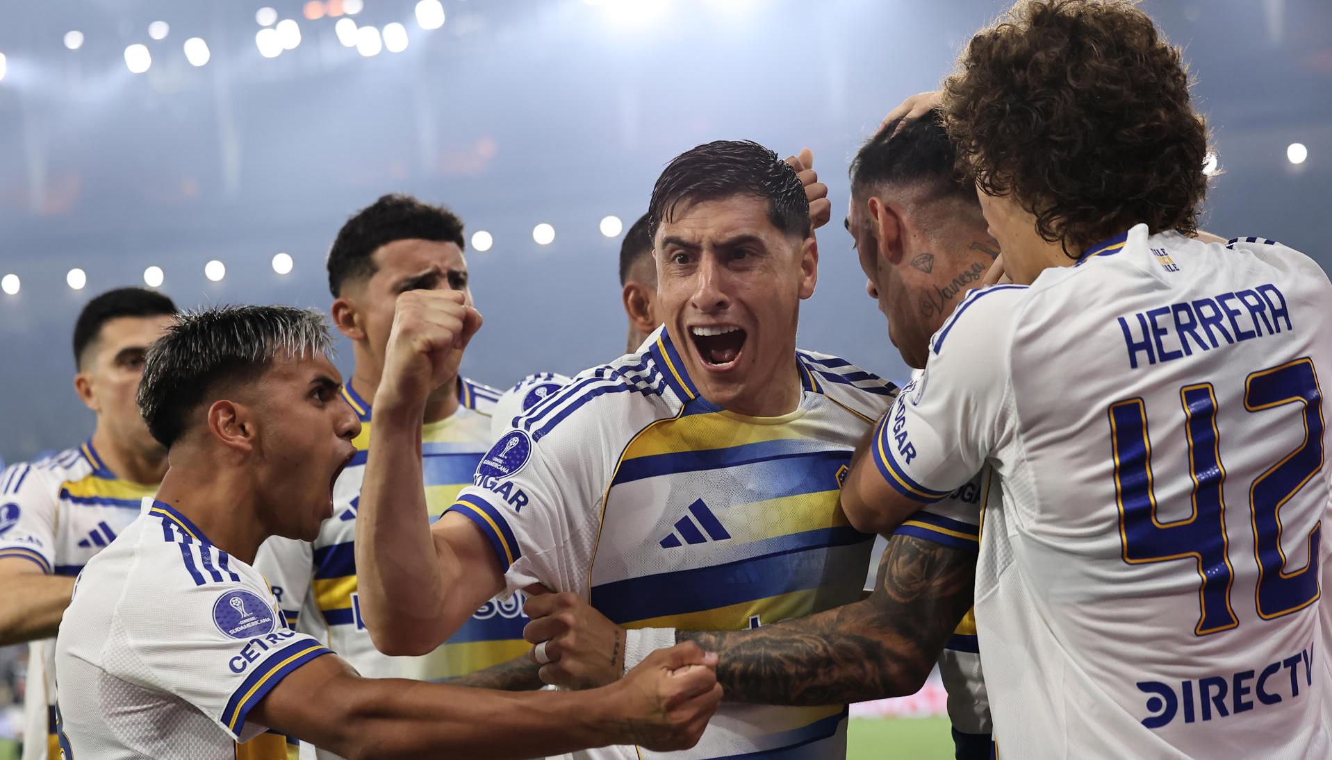Lautaro Di Lollo (c) de Boca celebra su gol en el partido de vuelta de las semifinales de la Copa Sudamericana.