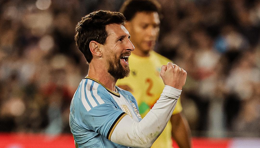 Lionel Messi celebra su último gol con la selección argentina