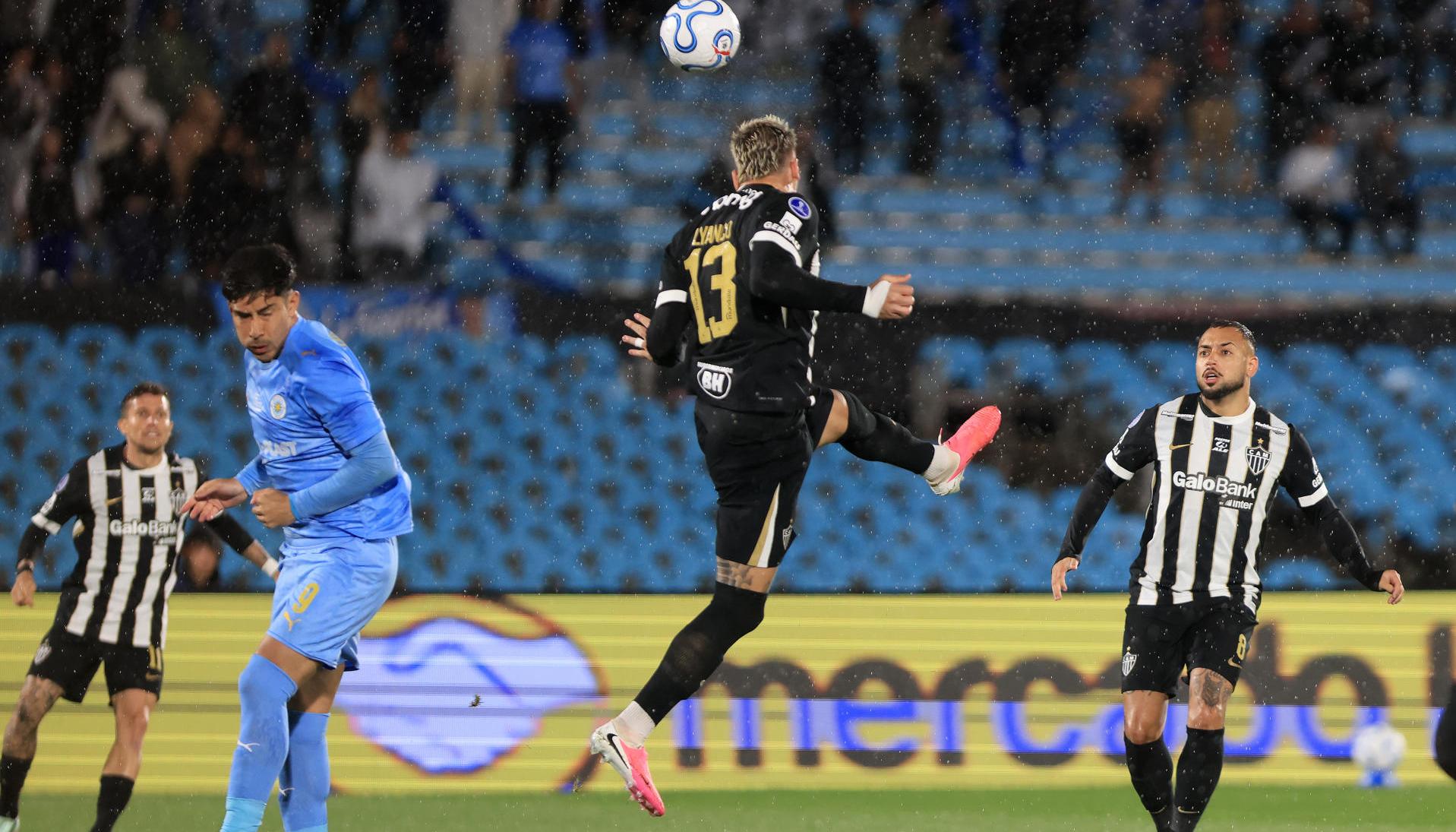 Lyanco (c) de Atlético Mineiro cabecea el balón en la semifinal de la Copa Sudamericana entre Torque y Atlético Mineiro