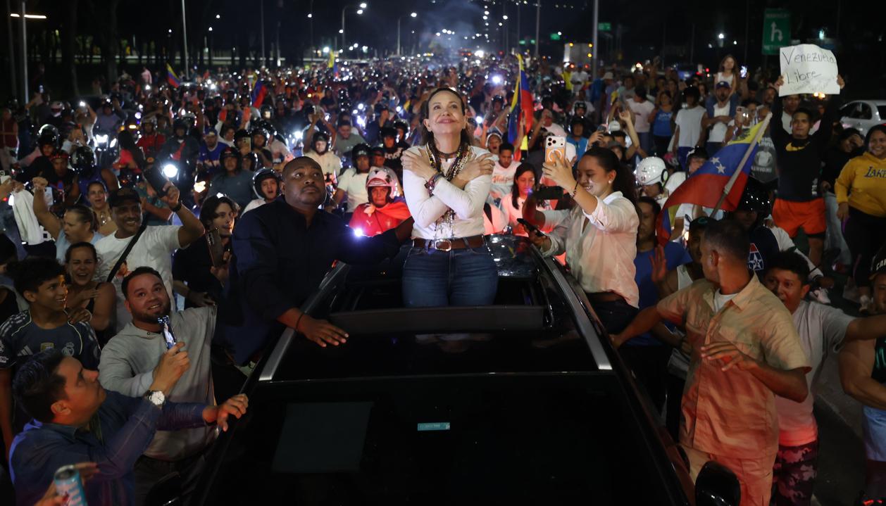 La líder opositora María Corina Machado durante la caravana en Caracas.