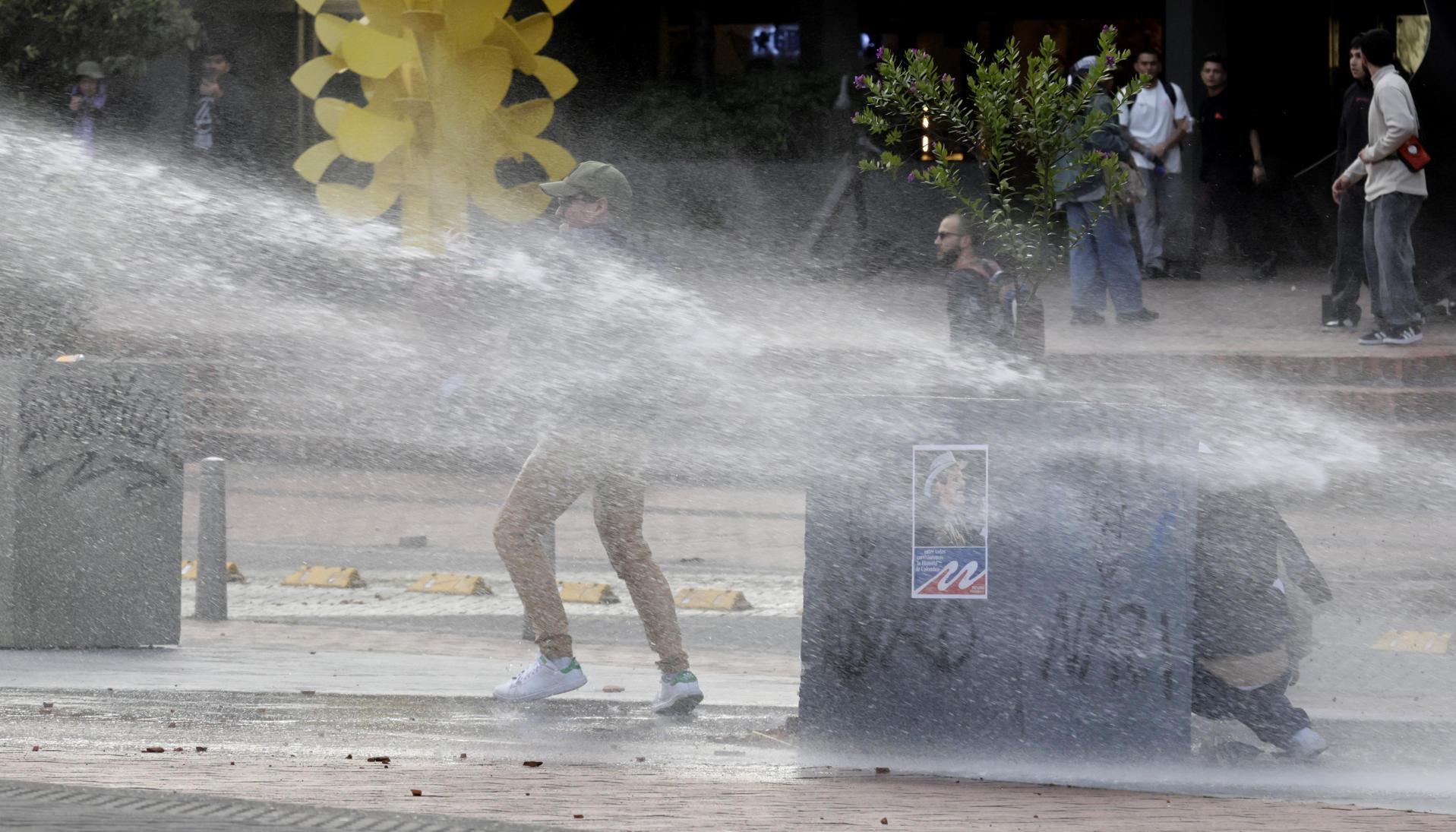Manifestantes se enfrentan a policías antidisturbios