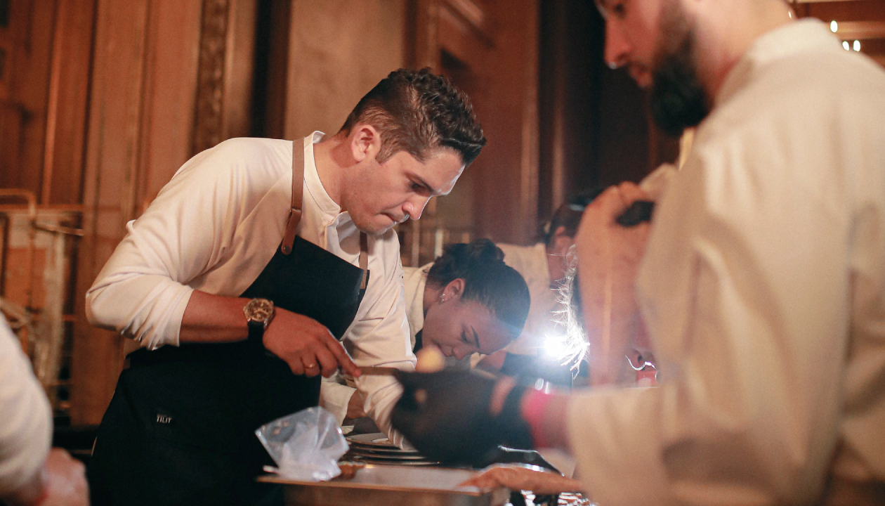 El chef Mario Mendoza en París.