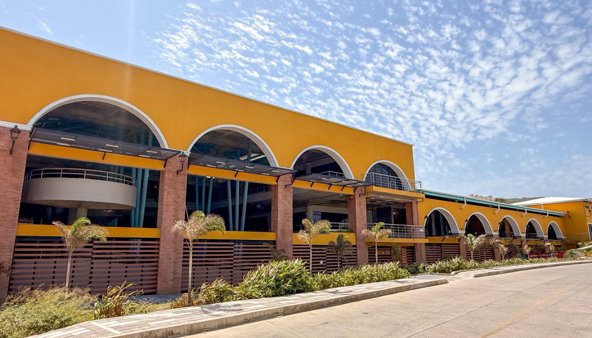 Fachada del Mercado Sazón y de Artesanías, en Puerto Colombia.