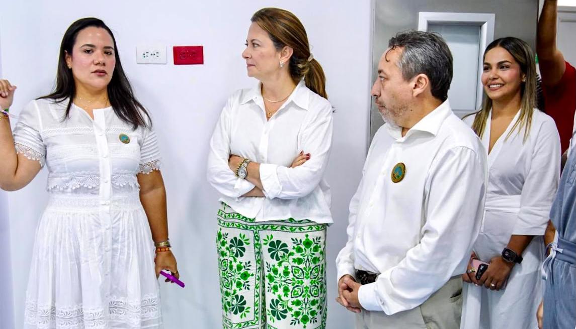 La Ministra de Salud, Ana María Vesga Gaviria (centro).