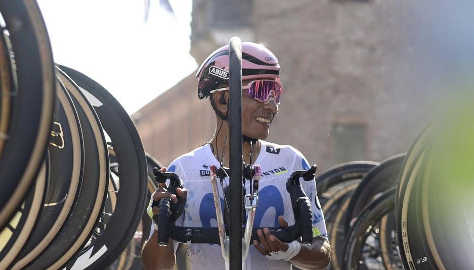 Nairo Quintana caminando entre las bicicletas.