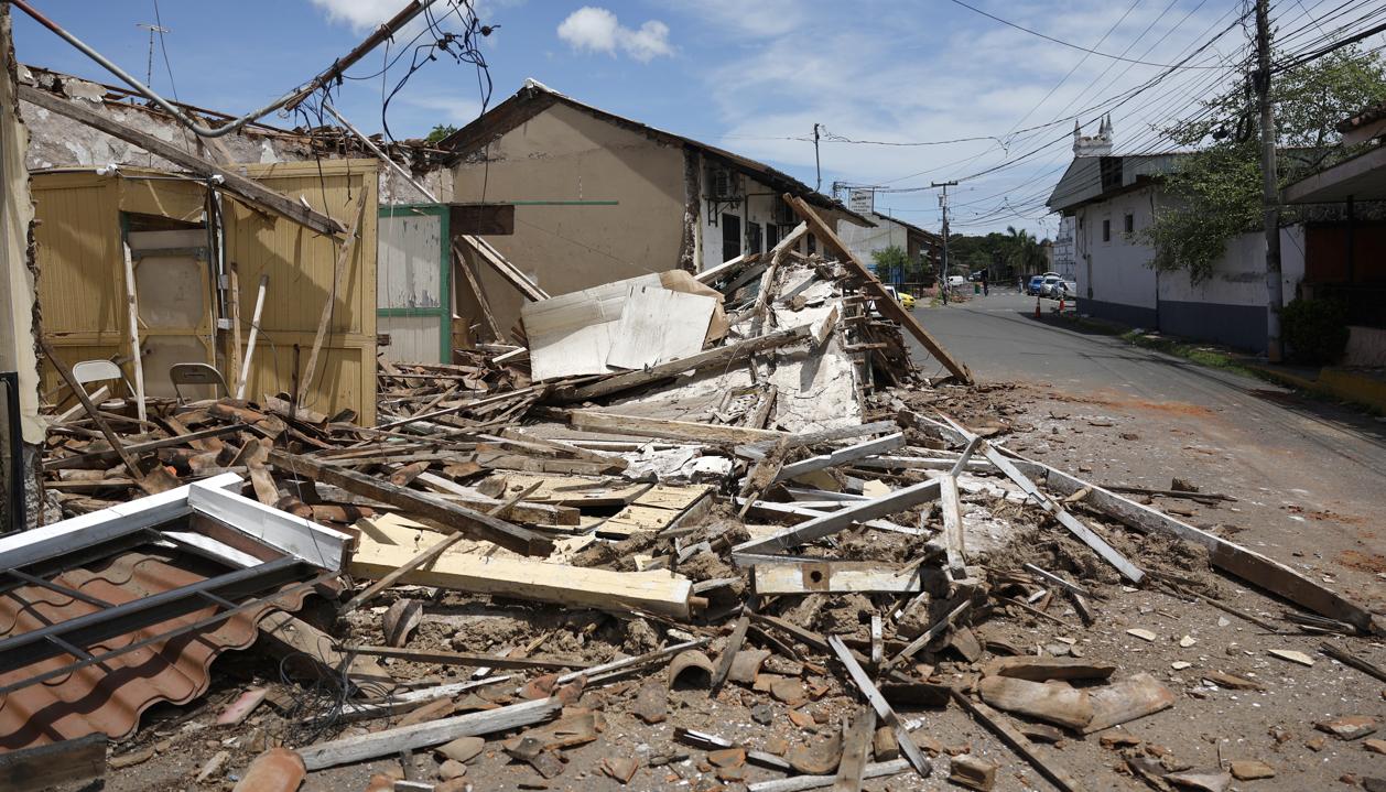 Daños en una casa ocasionados por el terremoto de magnitud 7,7 ocurrido este viernes en La Villa de Los Santos.