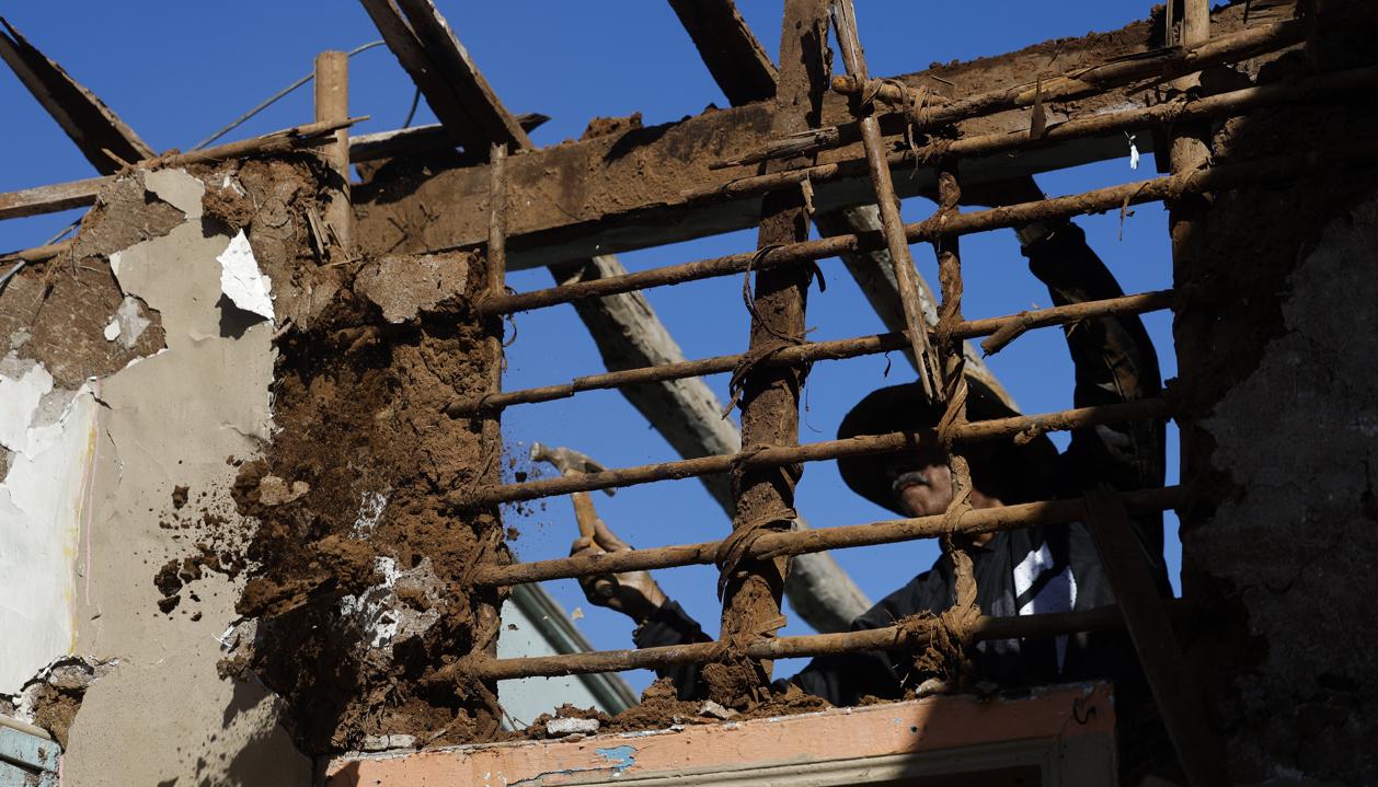 Rubén Jiménez de 57 años trabaja en la demolición de una casa de quincha.