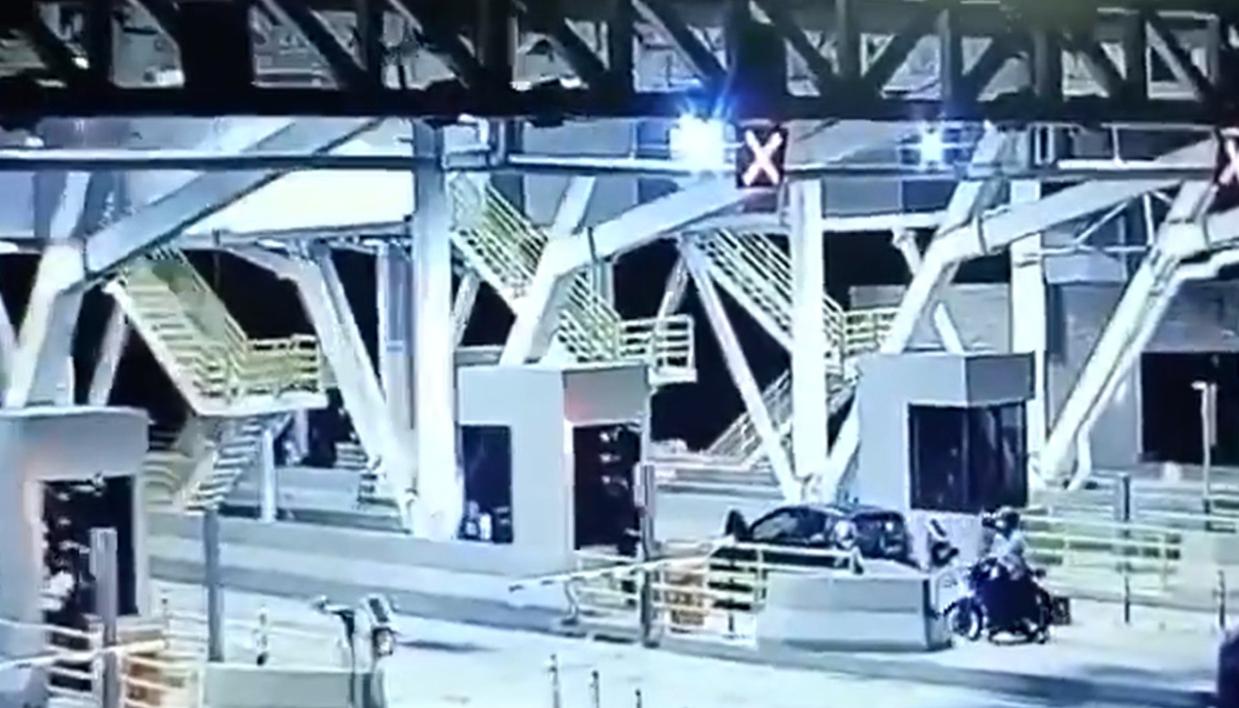 Momento el que dejan abandonado el carro bomba.