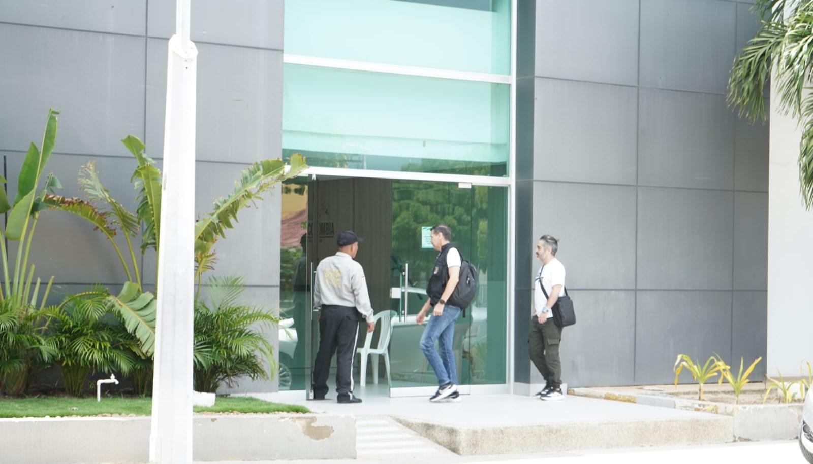 Personal del CTI ingresando a la Alcaldía de Puerto Colombia