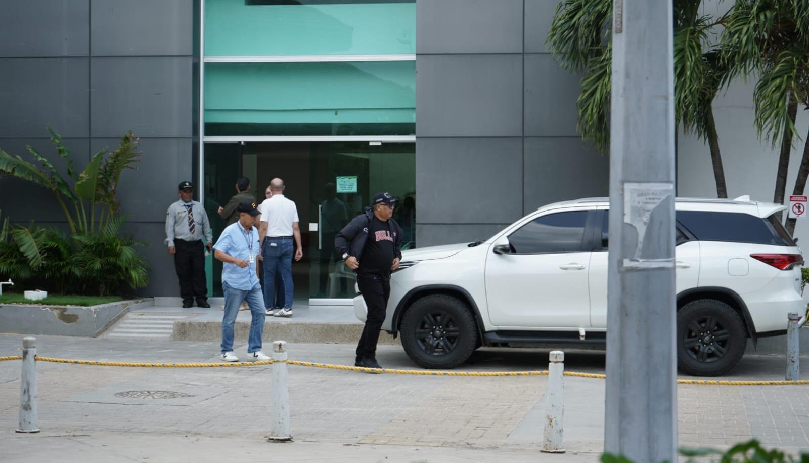 Personal del CTI saliendo de la Alcaldía de Puerto Colombia
