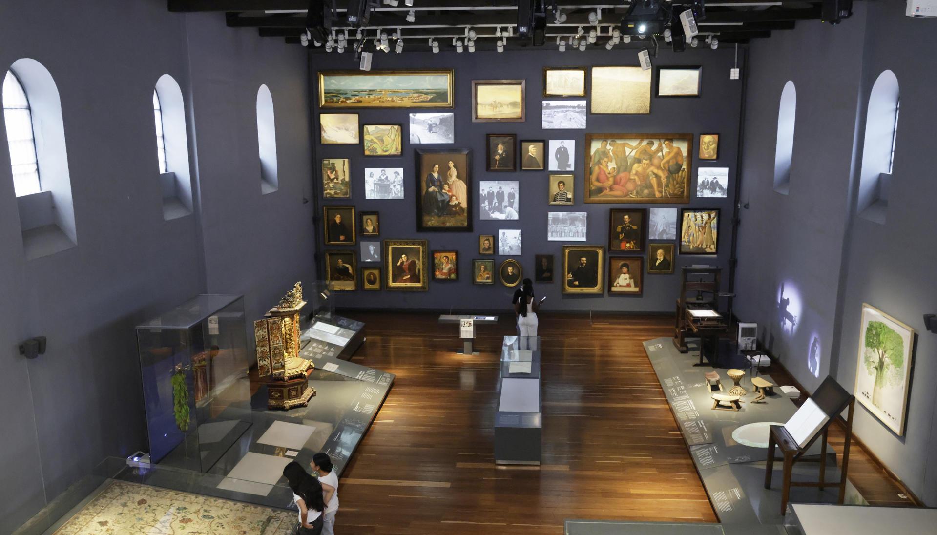 Personas que realizaban un recorrido por el Museo Nacional.