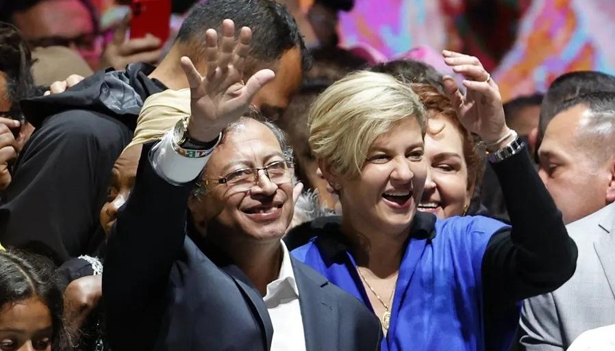 Gustavo Petro y Verónica Alcocer.