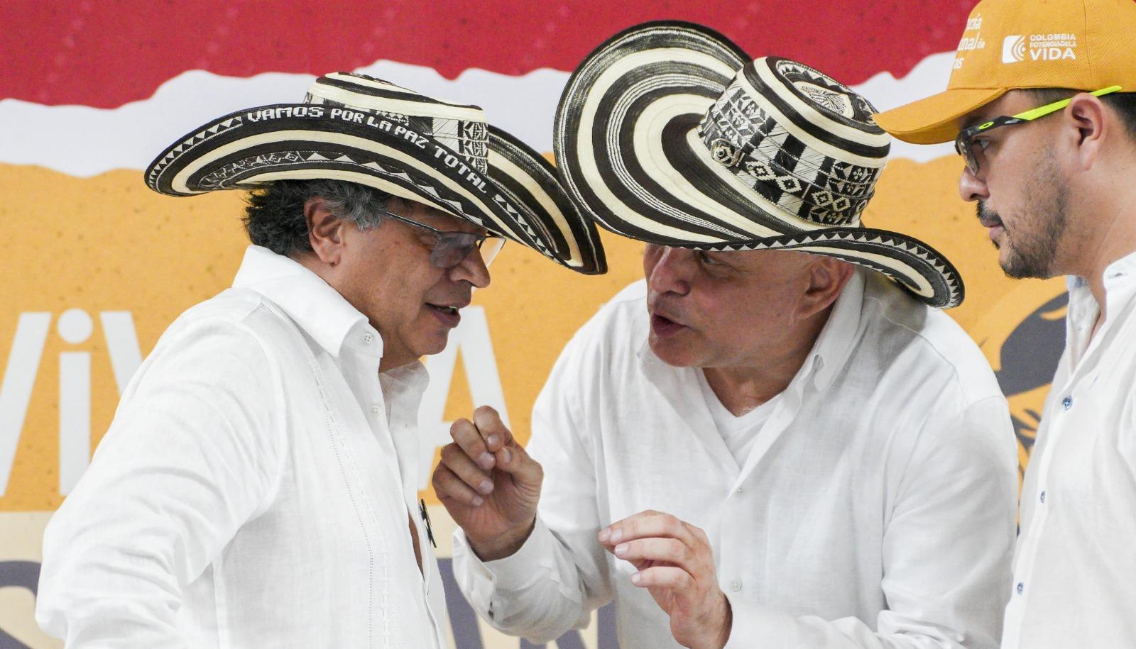 El Presidente Gustavo Petro y el exjefe paramilitar Salvatore Mancuso.
