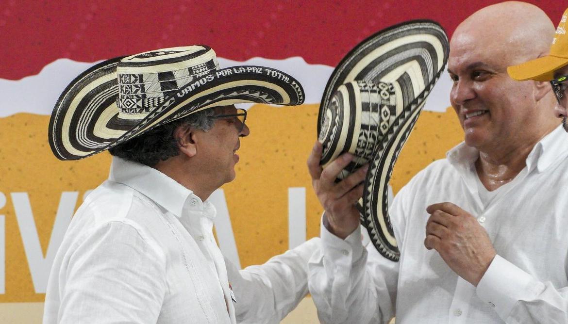 El expresidente Gustavo Petro y el exparamilitar Salvatore Mancuso. 